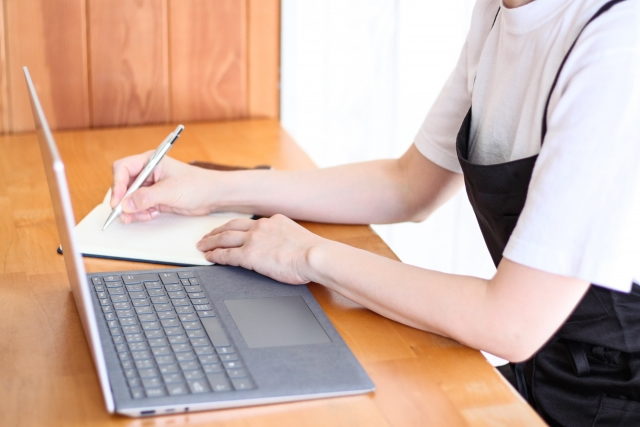 店舗の正面と、笑顔で休むオーナーのイメージ